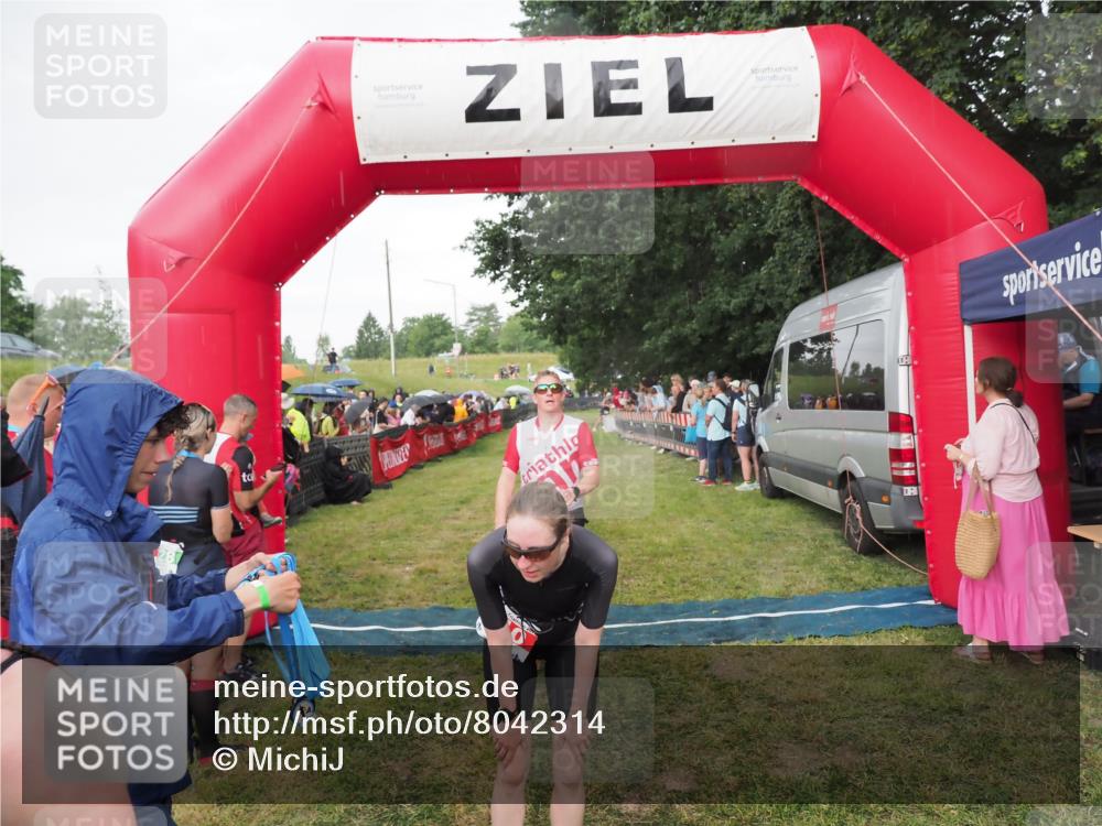 21.06.2025 - 27. Vierlanden-Triathlon MichiJ http://msf.ph/oto/8042314 15.06.2026 13:33:52 Ziel 148, 210, 1076 meine-sportfotos.de