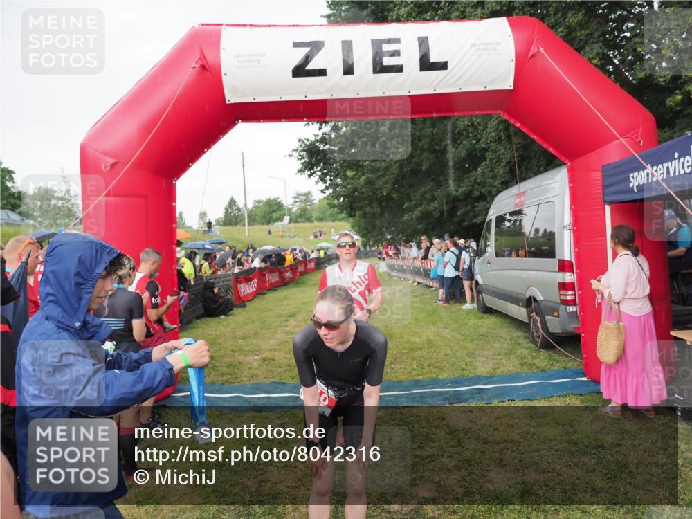 21.06.2025 - 27. Vierlanden-Triathlon MichiJ http://msf.ph/oto/8042316 15.06.2026 13:33:52 Ziel 148, 210, 1076 meine-sportfotos.de