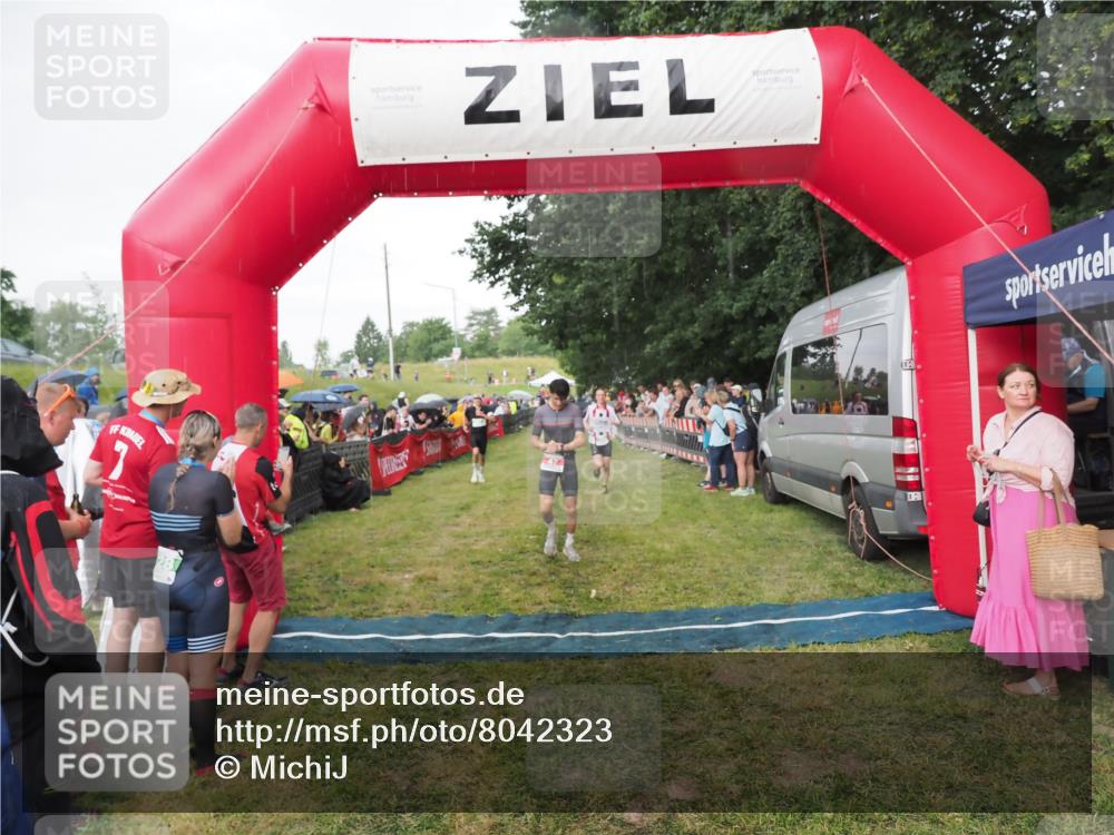 21.06.2025 - 27. Vierlanden-Triathlon MichiJ http://msf.ph/oto/8042323 15.06.2026 13:34:03 Ziel 47, 734, 857 meine-sportfotos.de
