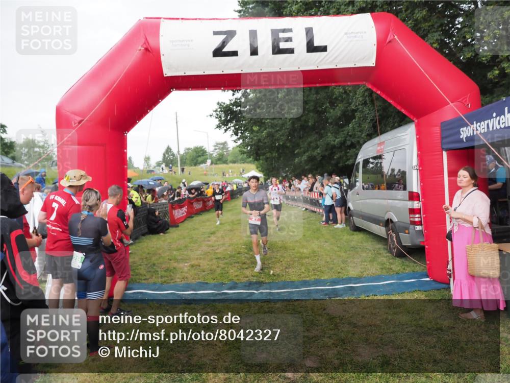 21.06.2025 - 27. Vierlanden-Triathlon MichiJ http://msf.ph/oto/8042327 15.06.2026 13:34:03 Ziel 47, 734, 857 meine-sportfotos.de