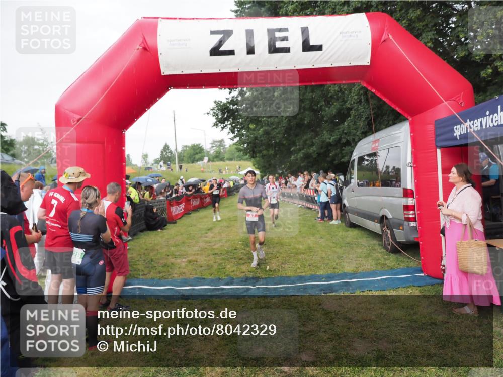 21.06.2025 - 27. Vierlanden-Triathlon MichiJ http://msf.ph/oto/8042329 15.06.2026 13:34:03 Ziel 47, 734, 857 meine-sportfotos.de