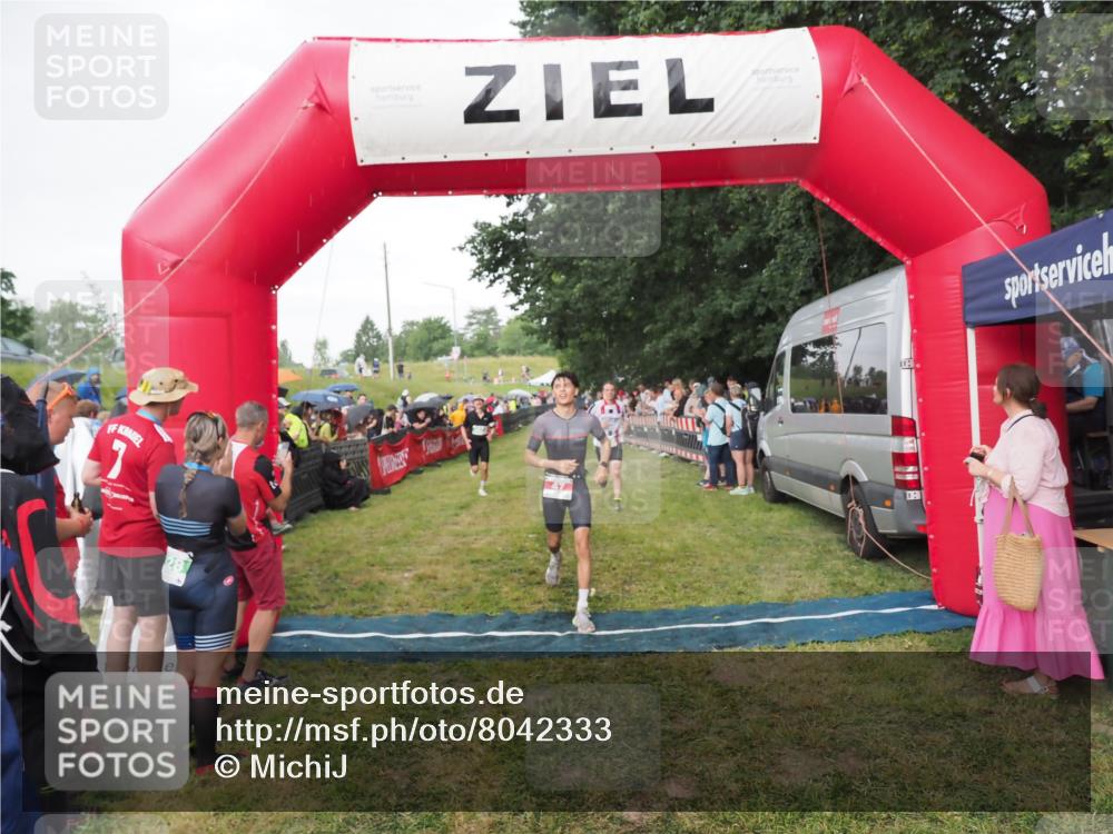 21.06.2025 - 27. Vierlanden-Triathlon MichiJ http://msf.ph/oto/8042333 15.06.2026 13:34:03 Ziel 47, 734, 857 meine-sportfotos.de