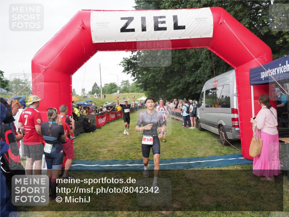 21.06.2025 - 27. Vierlanden-Triathlon MichiJ http://msf.ph/oto/8042342 15.06.2026 13:34:04 Ziel 47, 734, 857 meine-sportfotos.de