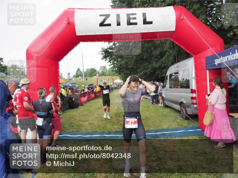 21.06.2025 - 27. Vierlanden-Triathlon MichiJ http://msf.ph/oto/8042348 15.06.2026 13:34:05 Ziel 47, 734, 857 meine-sportfotos.de