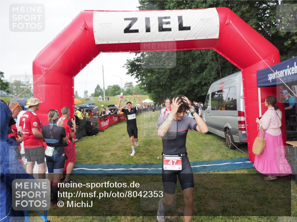 21.06.2025 - 27. Vierlanden-Triathlon MichiJ http://msf.ph/oto/8042353 15.06.2026 13:34:05 Ziel 47, 734, 857 meine-sportfotos.de