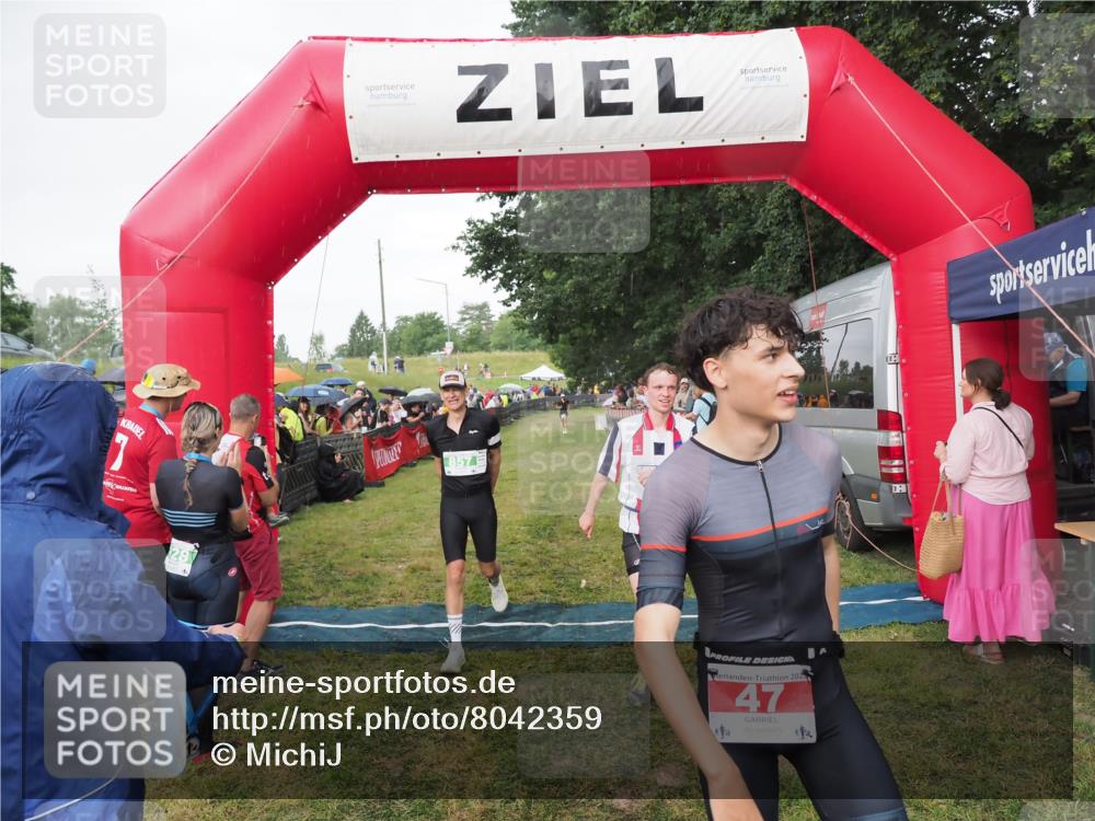 21.06.2025 - 27. Vierlanden-Triathlon MichiJ http://msf.ph/oto/8042359 15.06.2026 13:34:06 Ziel 47, 734, 857 meine-sportfotos.de