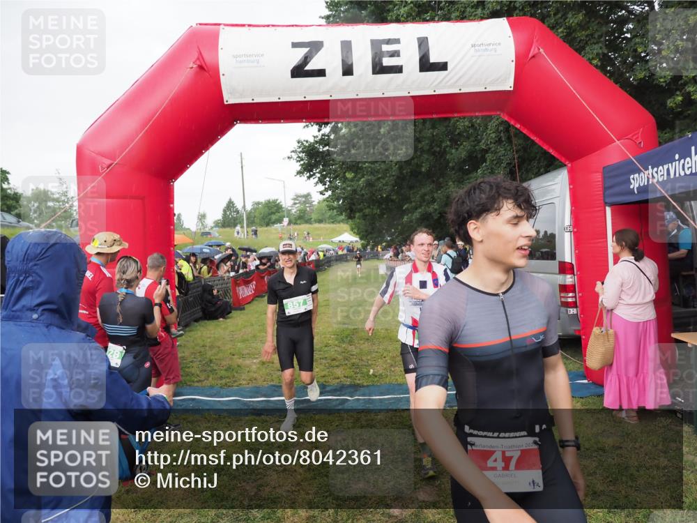 21.06.2025 - 27. Vierlanden-Triathlon MichiJ http://msf.ph/oto/8042361 15.06.2026 13:34:06 Ziel 47, 734, 857 meine-sportfotos.de