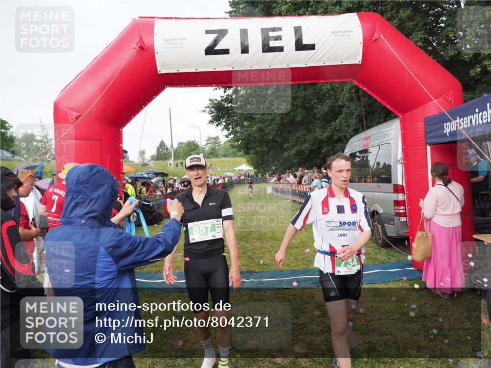 21.06.2025 - 27. Vierlanden-Triathlon MichiJ http://msf.ph/oto/8042371 15.06.2026 13:34:07 Ziel 47, 734, 857 meine-sportfotos.de