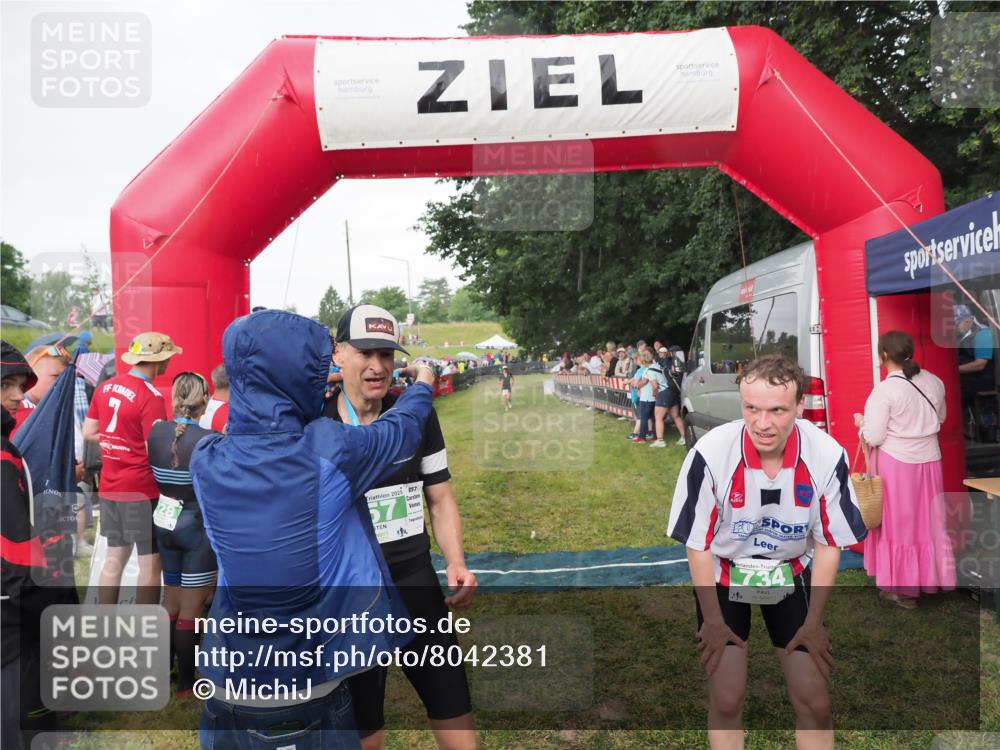 21.06.2025 - 27. Vierlanden-Triathlon MichiJ http://msf.ph/oto/8042381 15.06.2026 13:34:08 Ziel 47, 734, 857 meine-sportfotos.de