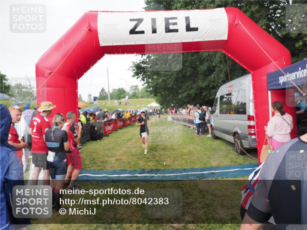 21.06.2025 - 27. Vierlanden-Triathlon MichiJ http://msf.ph/oto/8042383 15.06.2026 13:34:13 Ziel 734, 857, 912 meine-sportfotos.de