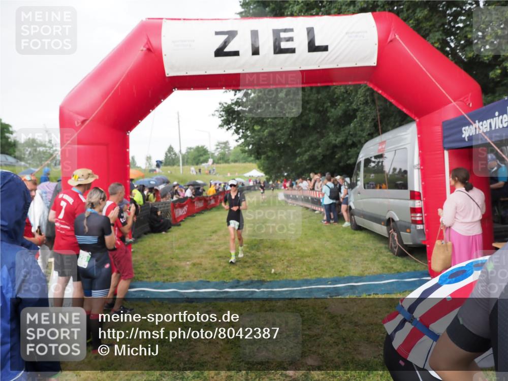 21.06.2025 - 27. Vierlanden-Triathlon MichiJ http://msf.ph/oto/8042387 15.06.2026 13:34:14 Ziel 912 meine-sportfotos.de