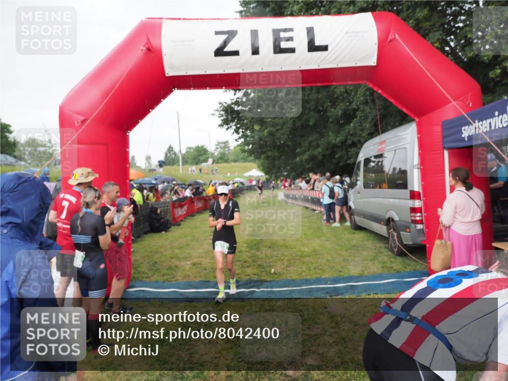 21.06.2025 - 27. Vierlanden-Triathlon MichiJ http://msf.ph/oto/8042400 15.06.2026 13:34:14 Ziel 912 meine-sportfotos.de