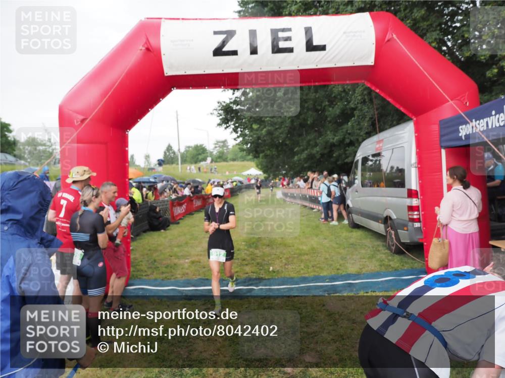 21.06.2025 - 27. Vierlanden-Triathlon MichiJ http://msf.ph/oto/8042402 15.06.2026 13:34:14 Ziel 912 meine-sportfotos.de