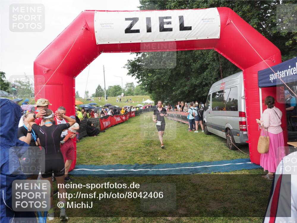 21.06.2025 - 27. Vierlanden-Triathlon MichiJ http://msf.ph/oto/8042406 15.06.2026 13:34:21 Ziel 769, 912 meine-sportfotos.de
