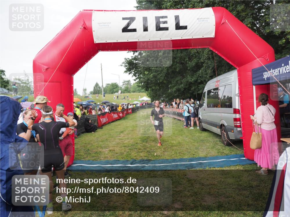 21.06.2025 - 27. Vierlanden-Triathlon MichiJ http://msf.ph/oto/8042409 15.06.2026 13:34:21 Ziel 769, 912 meine-sportfotos.de