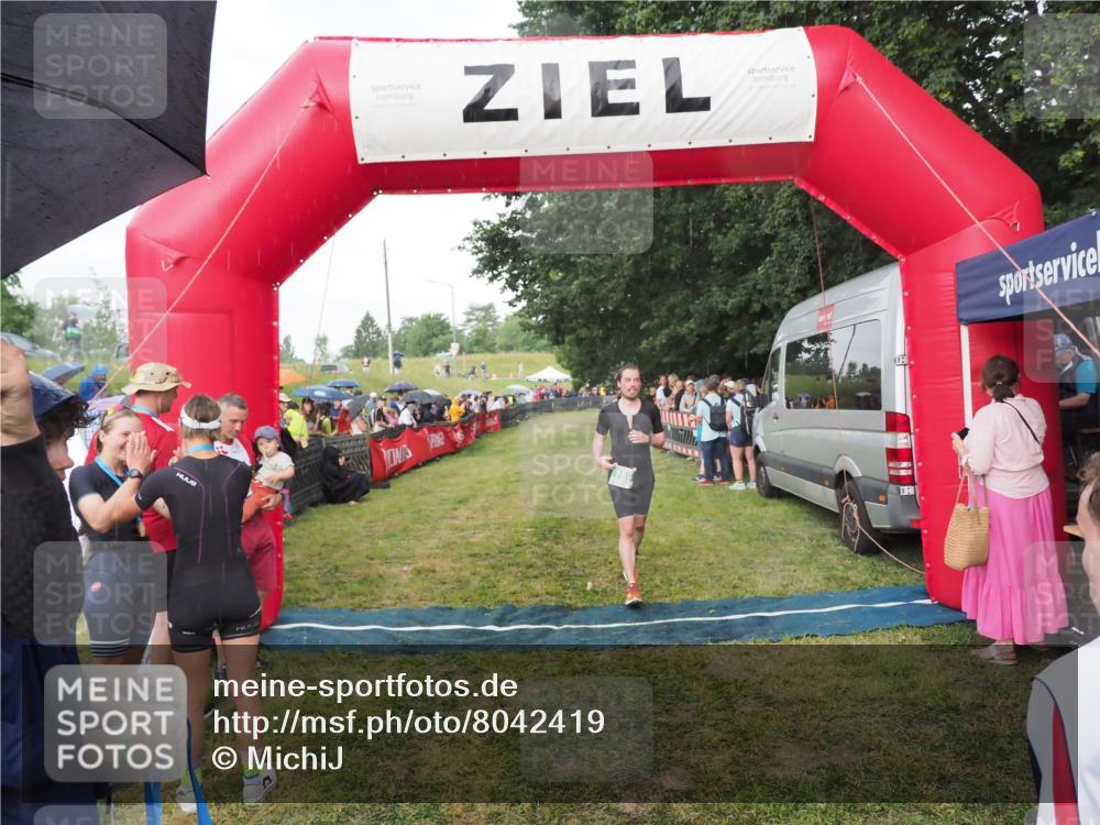 21.06.2025 - 27. Vierlanden-Triathlon MichiJ http://msf.ph/oto/8042419 15.06.2026 13:34:22 Ziel 769 meine-sportfotos.de