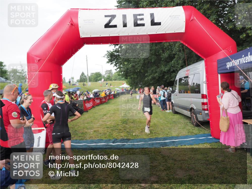 21.06.2025 - 27. Vierlanden-Triathlon MichiJ http://msf.ph/oto/8042428 15.06.2026 13:34:39 Ziel 965 meine-sportfotos.de