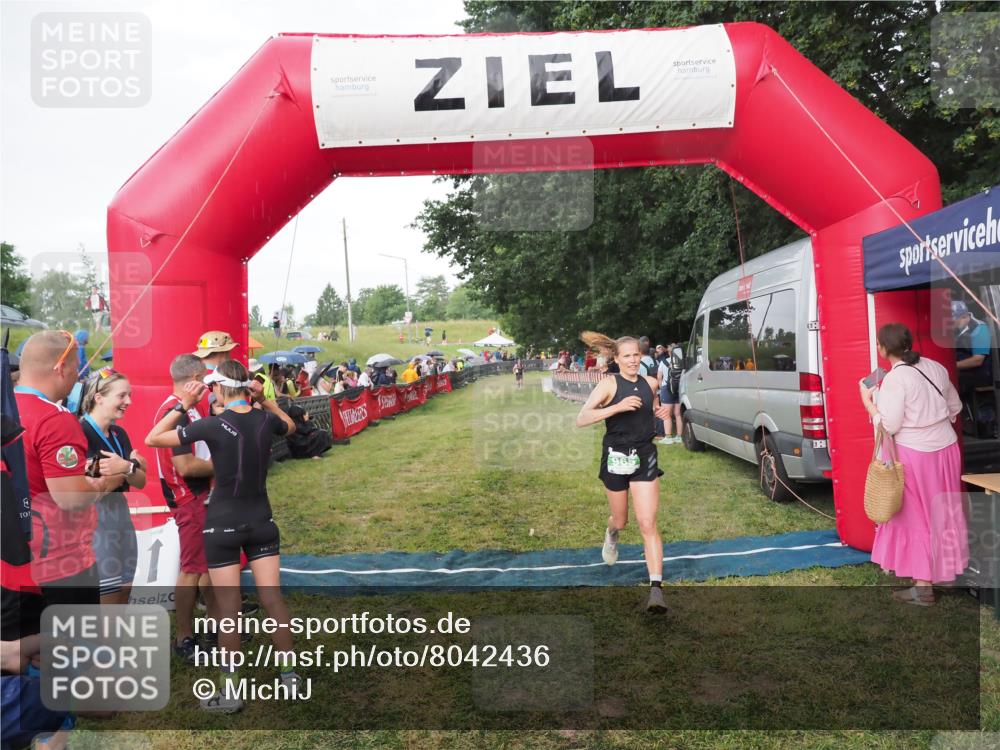 21.06.2025 - 27. Vierlanden-Triathlon MichiJ http://msf.ph/oto/8042436 15.06.2026 13:34:40 Ziel 965 meine-sportfotos.de