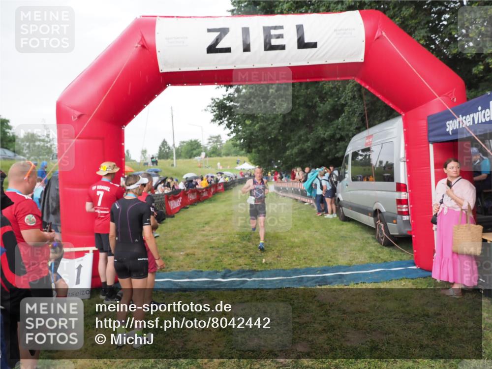 21.06.2025 - 27. Vierlanden-Triathlon MichiJ http://msf.ph/oto/8042442 15.06.2026 13:34:46 Ziel 804, 965 meine-sportfotos.de