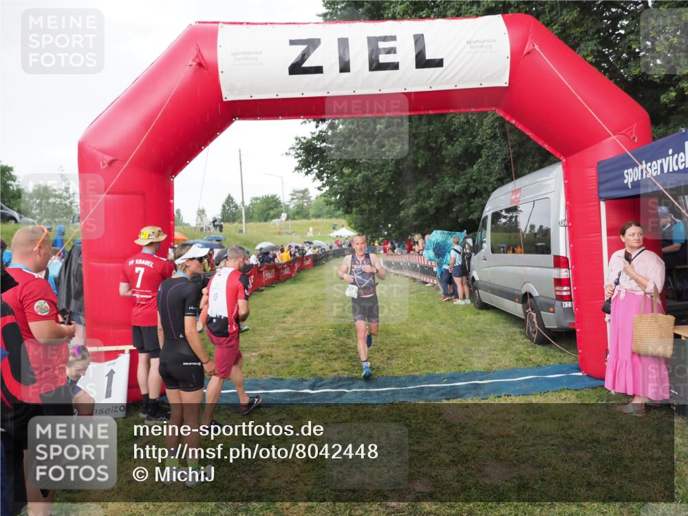 21.06.2025 - 27. Vierlanden-Triathlon MichiJ http://msf.ph/oto/8042448 15.06.2026 13:34:46 Ziel 804, 965 meine-sportfotos.de