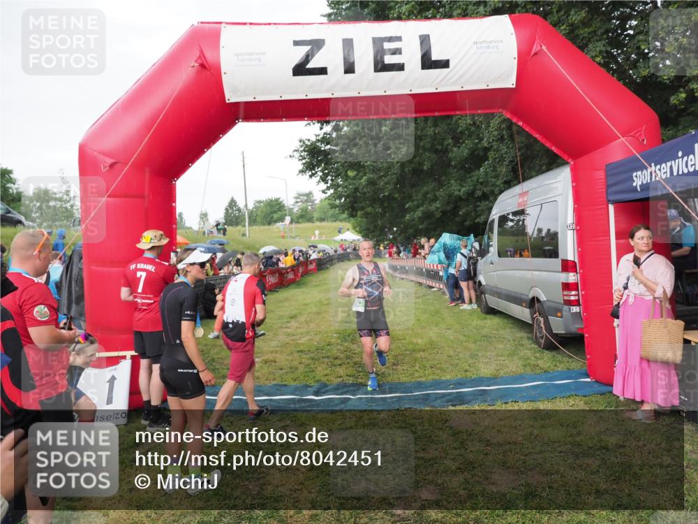 21.06.2025 - 27. Vierlanden-Triathlon MichiJ http://msf.ph/oto/8042451 15.06.2026 13:34:46 Ziel 804, 965 meine-sportfotos.de