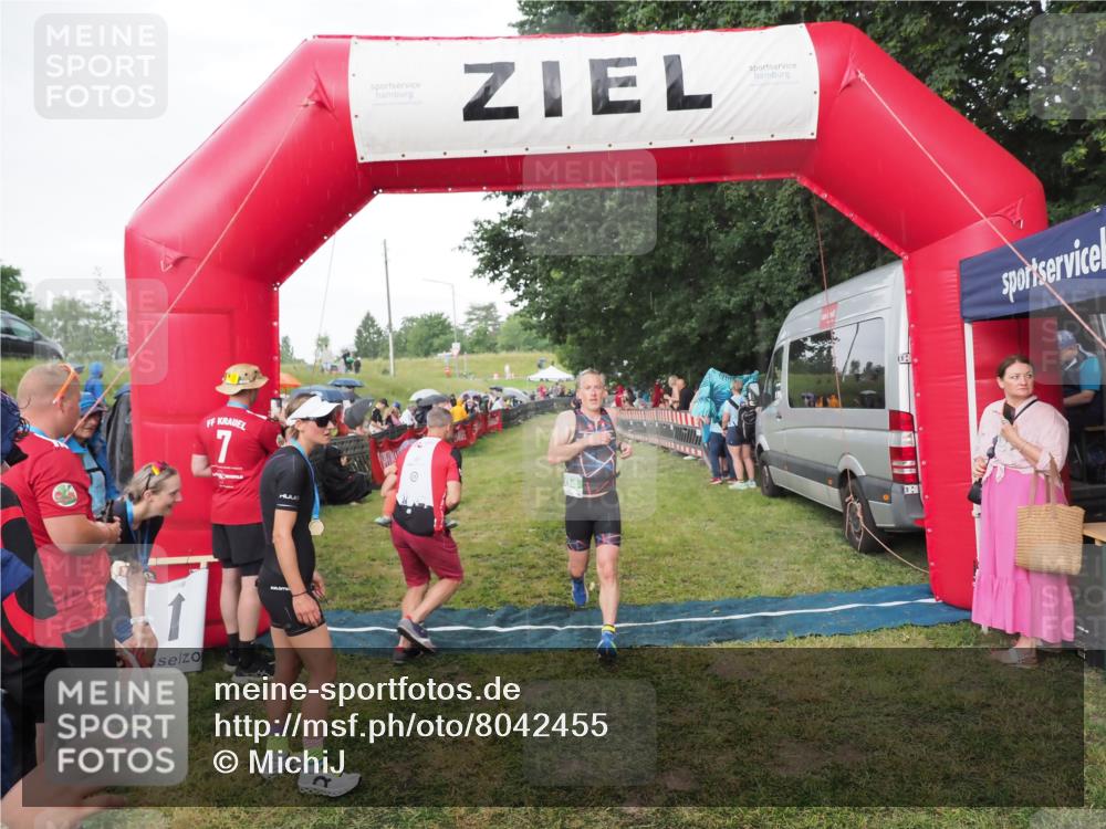 21.06.2025 - 27. Vierlanden-Triathlon MichiJ http://msf.ph/oto/8042455 15.06.2026 13:34:47 Ziel 804 meine-sportfotos.de