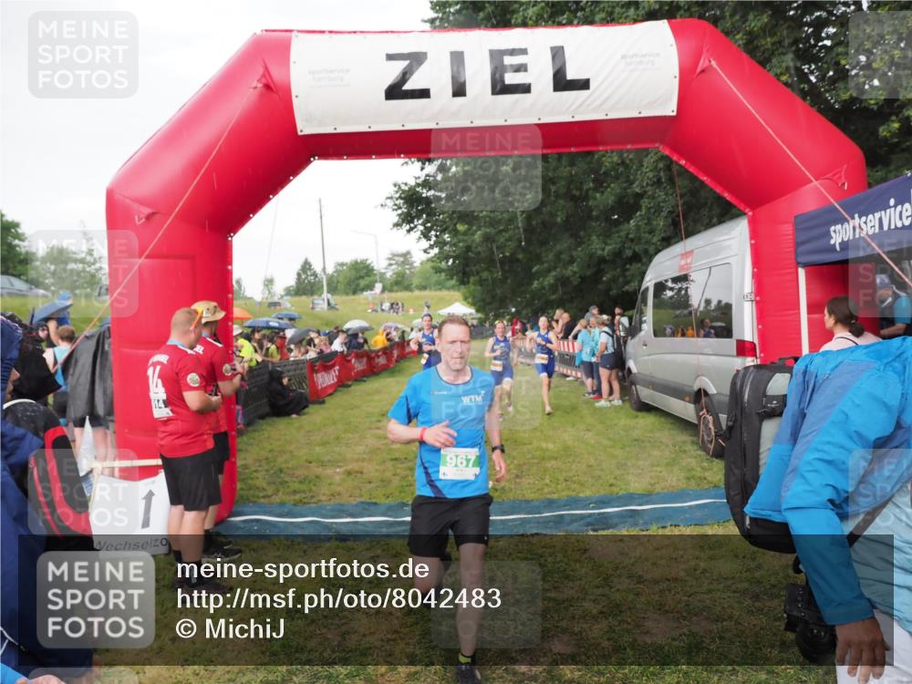 21.06.2025 - 27. Vierlanden-Triathlon MichiJ http://msf.ph/oto/8042483 15.06.2026 13:34:57 Ziel 967, 1085, 1086, 1087 meine-sportfotos.de