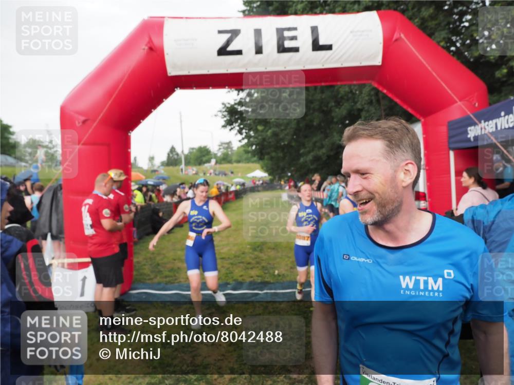 21.06.2025 - 27. Vierlanden-Triathlon MichiJ http://msf.ph/oto/8042488 15.06.2026 13:34:58 Ziel 967, 1085, 1086, 1087 meine-sportfotos.de