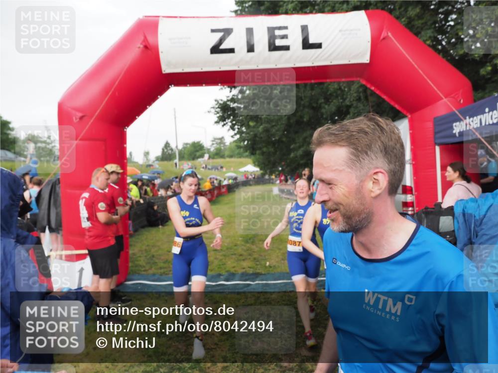 21.06.2025 - 27. Vierlanden-Triathlon MichiJ http://msf.ph/oto/8042494 15.06.2026 13:34:59 Ziel 967, 1085, 1086, 1087 meine-sportfotos.de