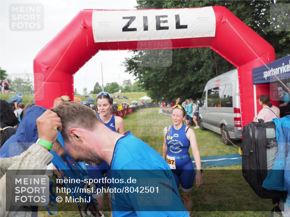 21.06.2025 - 27. Vierlanden-Triathlon MichiJ http://msf.ph/oto/8042501 15.06.2026 13:35:00 Ziel 967, 1085, 1086, 1087 meine-sportfotos.de