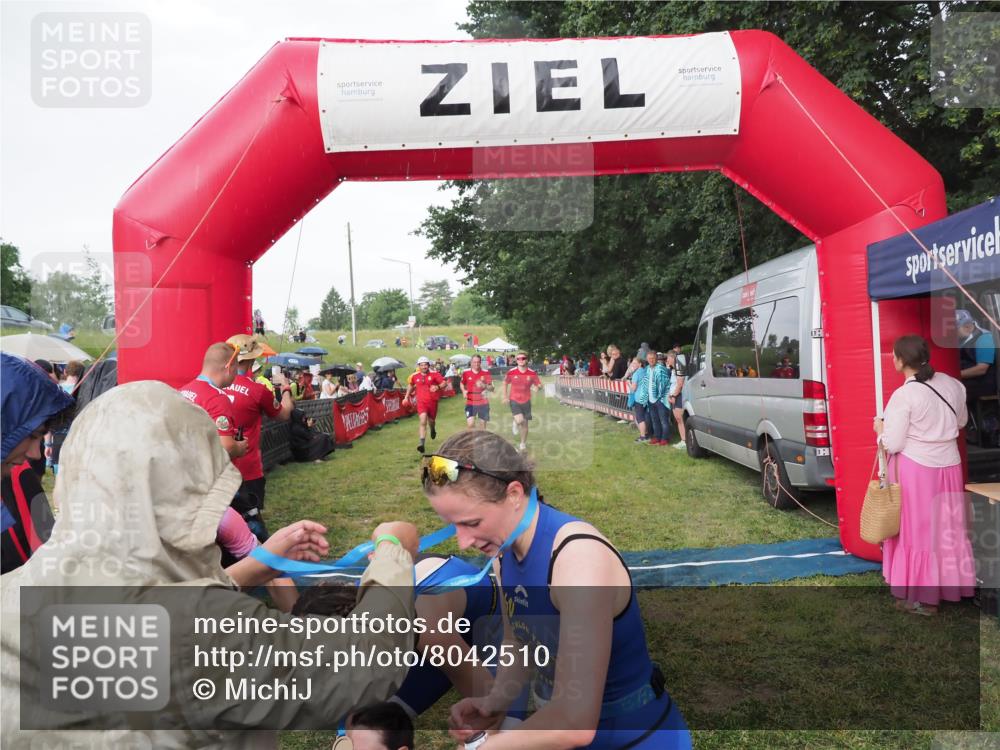 21.06.2025 - 27. Vierlanden-Triathlon MichiJ http://msf.ph/oto/8042510 15.06.2026 13:35:11 Ziel 954 meine-sportfotos.de