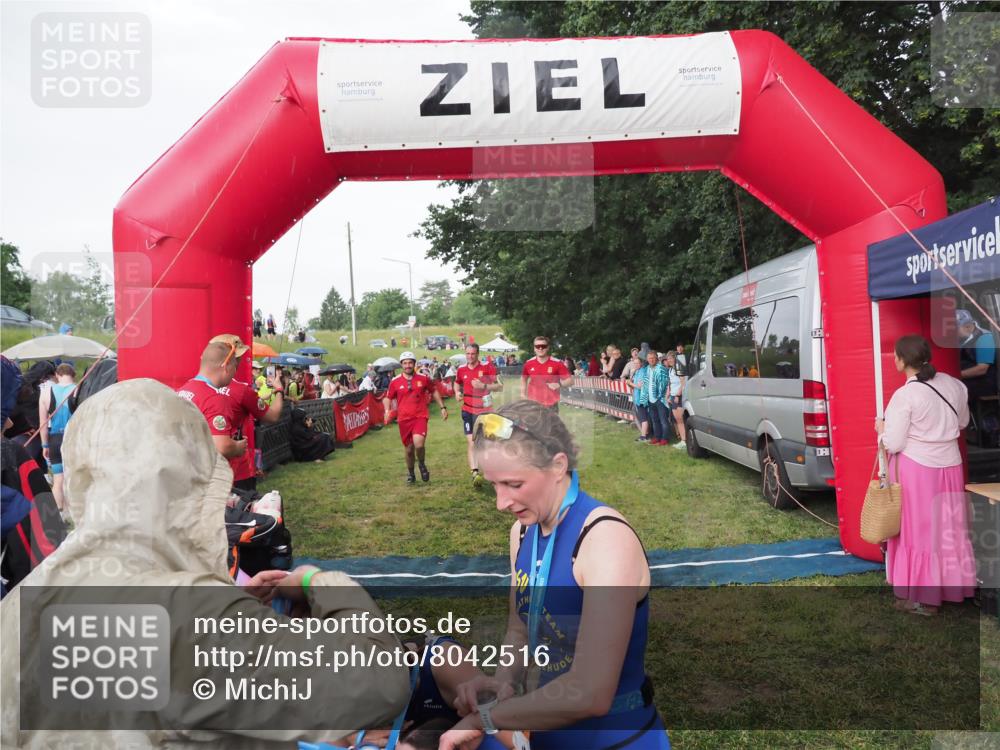 21.06.2025 - 27. Vierlanden-Triathlon MichiJ http://msf.ph/oto/8042516 15.06.2026 13:35:12 Ziel 954 meine-sportfotos.de