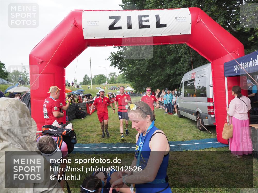 21.06.2025 - 27. Vierlanden-Triathlon MichiJ http://msf.ph/oto/8042526 15.06.2026 13:35:12 Ziel 954 meine-sportfotos.de