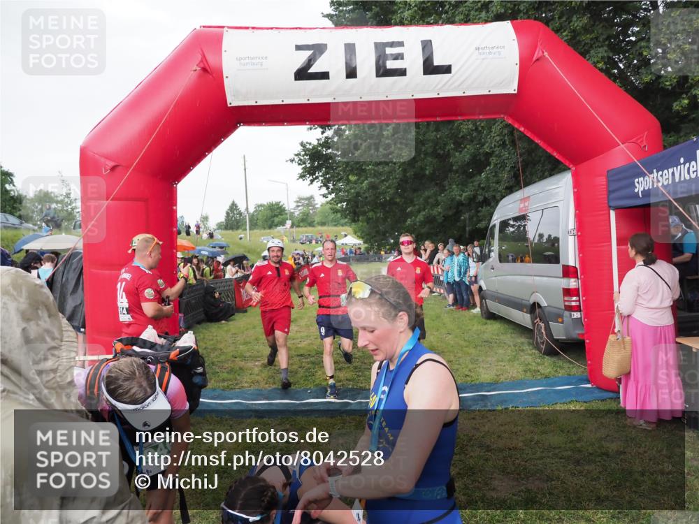 21.06.2025 - 27. Vierlanden-Triathlon MichiJ http://msf.ph/oto/8042528 15.06.2026 13:35:12 Ziel 954 meine-sportfotos.de