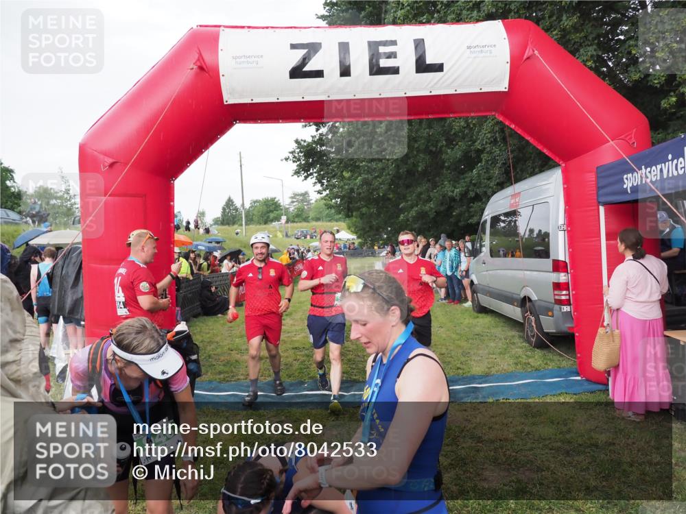 21.06.2025 - 27. Vierlanden-Triathlon MichiJ http://msf.ph/oto/8042533 15.06.2026 13:35:13 Ziel 954 meine-sportfotos.de