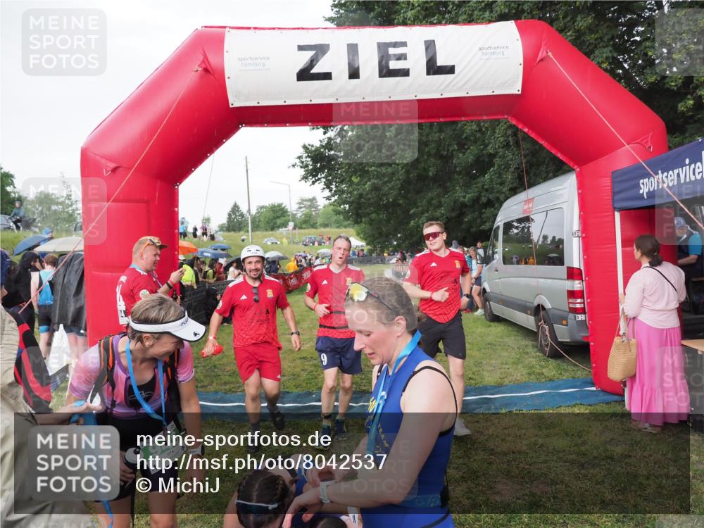 21.06.2025 - 27. Vierlanden-Triathlon MichiJ http://msf.ph/oto/8042537 15.06.2026 13:35:13 Ziel 954 meine-sportfotos.de