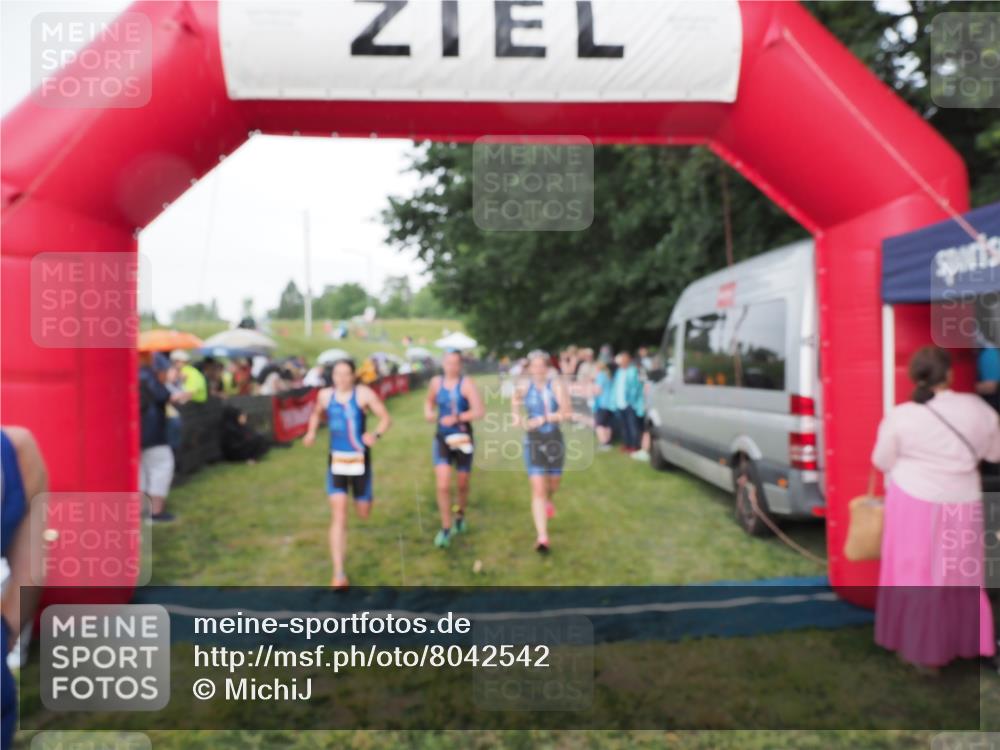21.06.2025 - 27. Vierlanden-Triathlon MichiJ http://msf.ph/oto/8042542 15.06.2026 13:35:31 Ziel 1094, 1095, 1096 meine-sportfotos.de