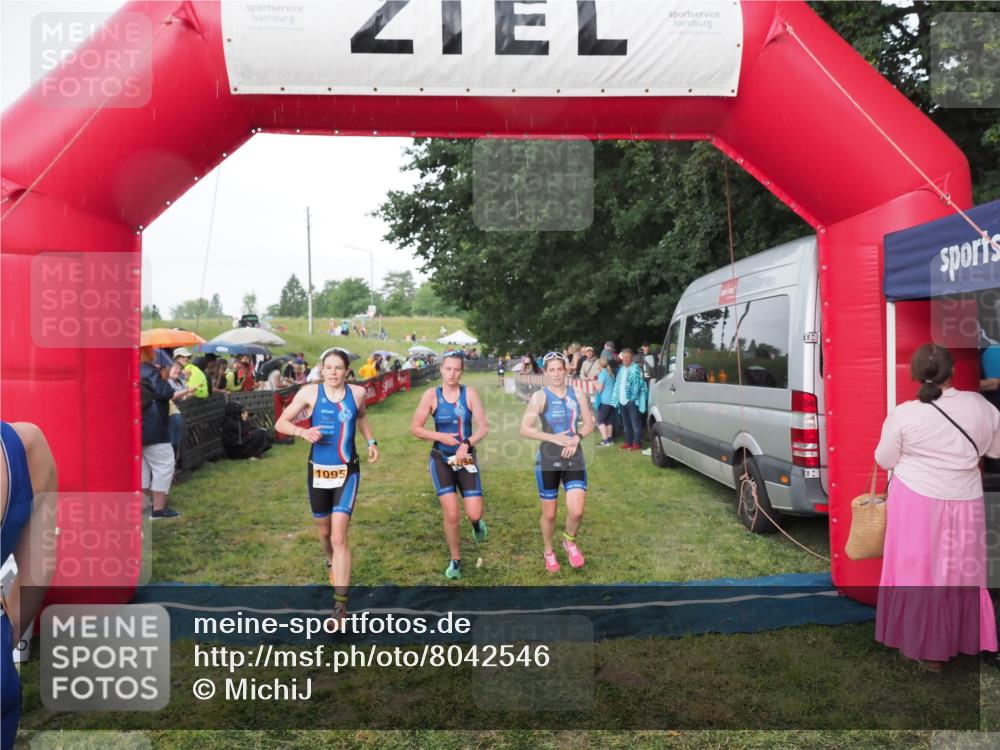 21.06.2025 - 27. Vierlanden-Triathlon MichiJ http://msf.ph/oto/8042546 15.06.2026 13:35:32 Ziel 1094, 1095, 1096 meine-sportfotos.de