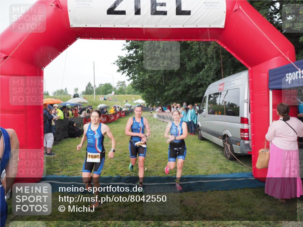 21.06.2025 - 27. Vierlanden-Triathlon MichiJ http://msf.ph/oto/8042550 15.06.2026 13:35:32 Ziel 1094, 1095, 1096 meine-sportfotos.de