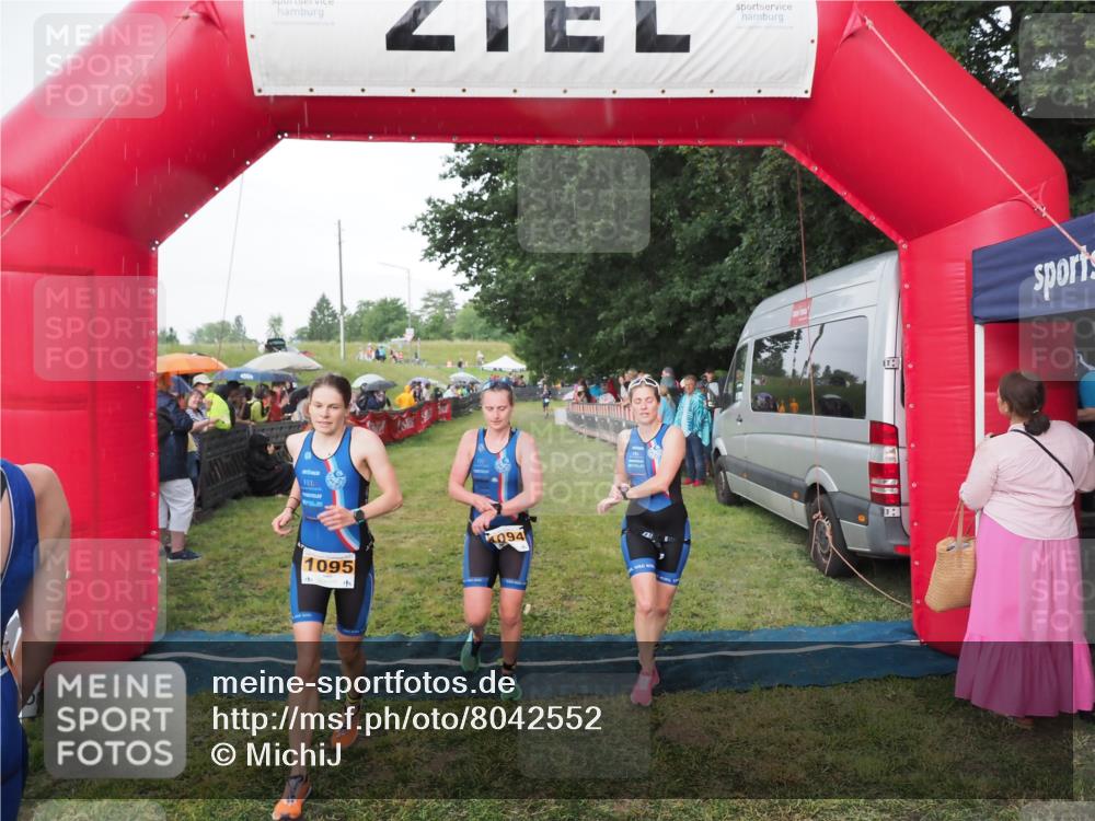 21.06.2025 - 27. Vierlanden-Triathlon MichiJ http://msf.ph/oto/8042552 15.06.2026 13:35:32 Ziel 1094, 1095, 1096 meine-sportfotos.de