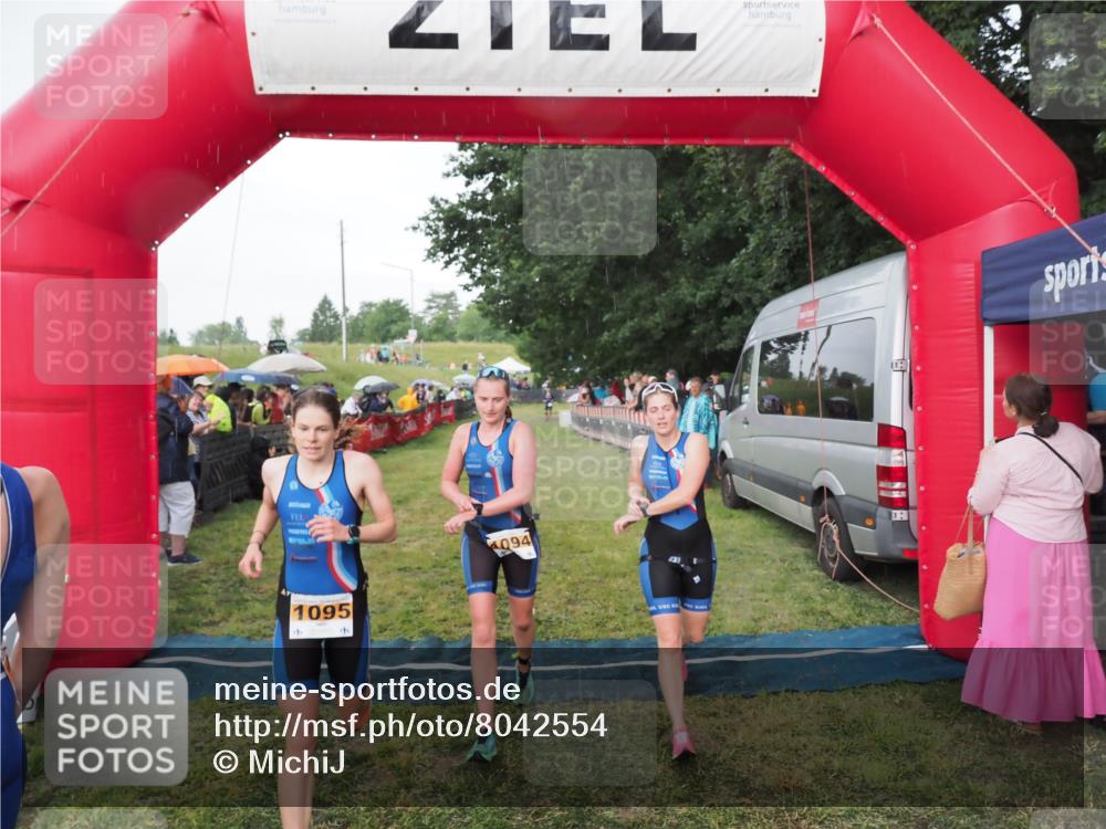 21.06.2025 - 27. Vierlanden-Triathlon MichiJ http://msf.ph/oto/8042554 15.06.2026 13:35:32 Ziel 1094, 1095, 1096 meine-sportfotos.de
