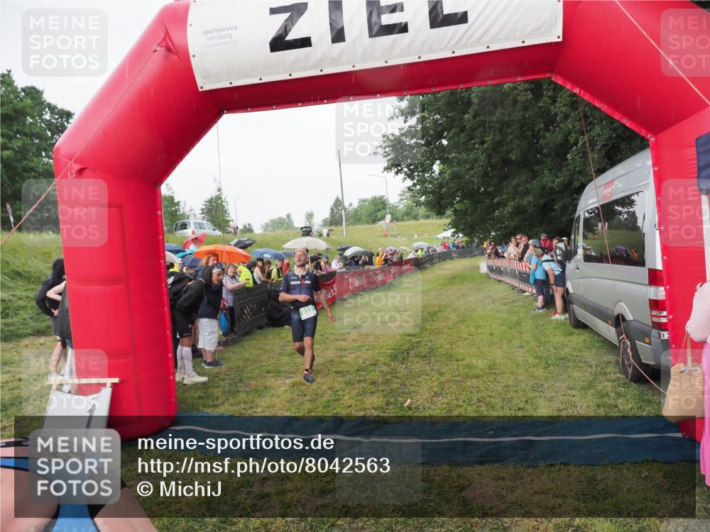 21.06.2025 - 27. Vierlanden-Triathlon MichiJ http://msf.ph/oto/8042563 15.06.2026 13:35:50 Ziel 832 meine-sportfotos.de