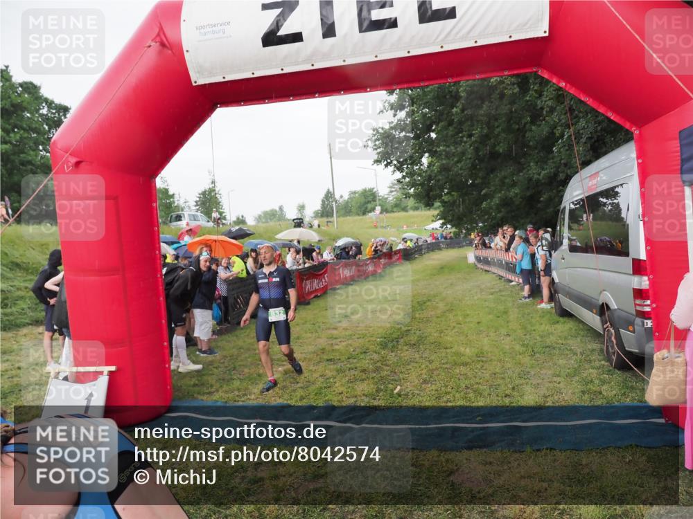 21.06.2025 - 27. Vierlanden-Triathlon MichiJ http://msf.ph/oto/8042574 15.06.2026 13:35:50 Ziel 832 meine-sportfotos.de