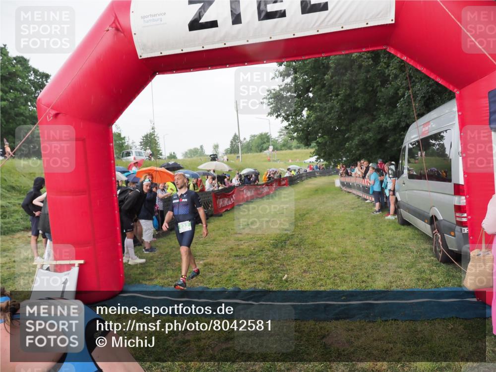 21.06.2025 - 27. Vierlanden-Triathlon MichiJ http://msf.ph/oto/8042581 15.06.2026 13:35:51 Ziel 832 meine-sportfotos.de