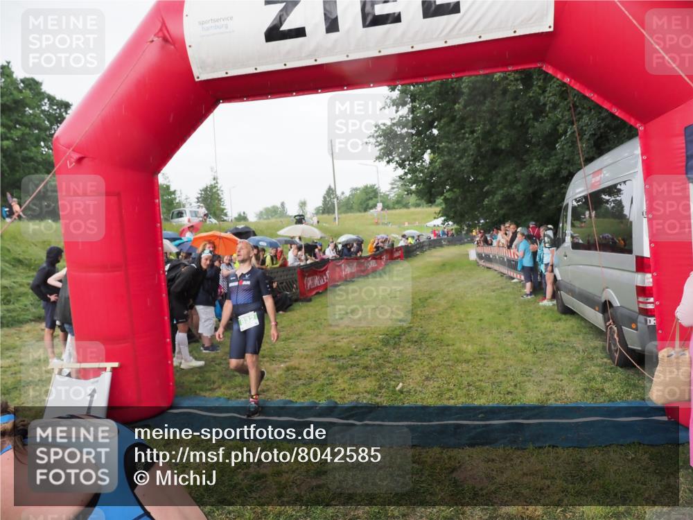 21.06.2025 - 27. Vierlanden-Triathlon MichiJ http://msf.ph/oto/8042585 15.06.2026 13:35:51 Ziel 832 meine-sportfotos.de