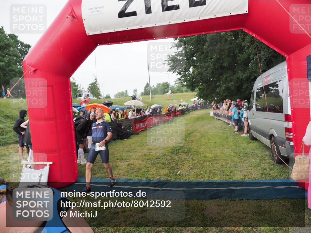 21.06.2025 - 27. Vierlanden-Triathlon MichiJ http://msf.ph/oto/8042592 15.06.2026 13:35:51 Ziel 832 meine-sportfotos.de