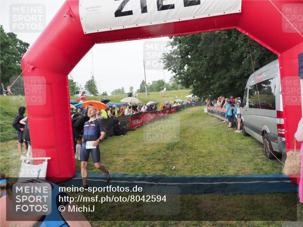 21.06.2025 - 27. Vierlanden-Triathlon MichiJ http://msf.ph/oto/8042594 15.06.2026 13:35:51 Ziel 832 meine-sportfotos.de