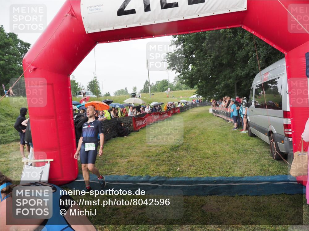 21.06.2025 - 27. Vierlanden-Triathlon MichiJ http://msf.ph/oto/8042596 15.06.2026 13:35:52 Ziel 832 meine-sportfotos.de