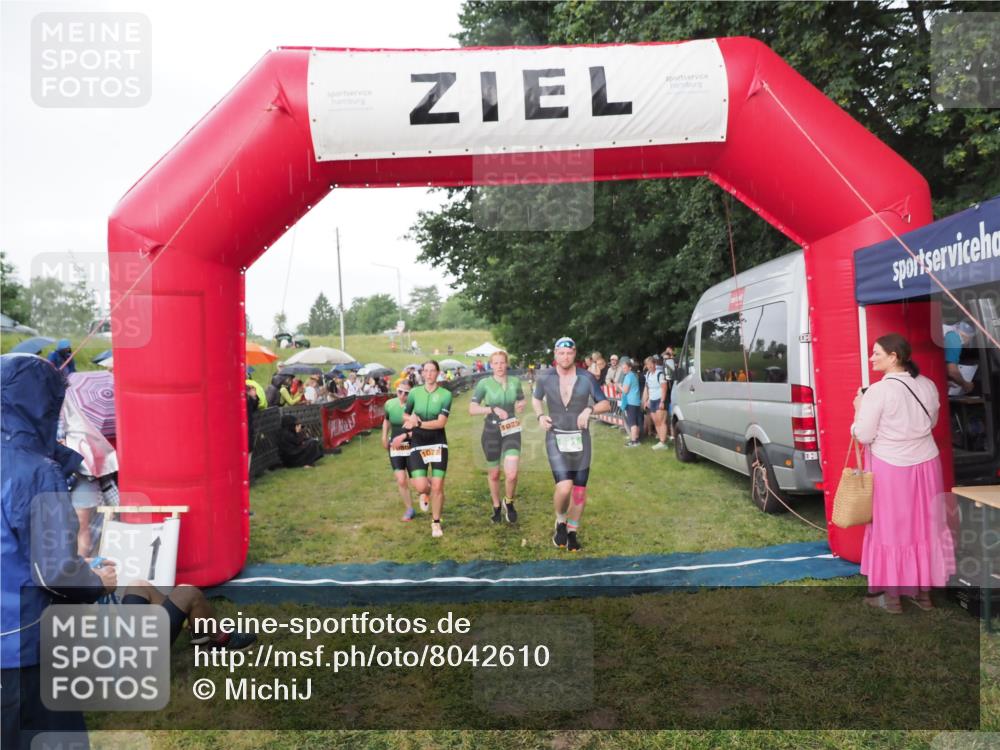21.06.2025 - 27. Vierlanden-Triathlon MichiJ http://msf.ph/oto/8042610 15.06.2026 13:36:15 Ziel 681, 1078, 1079, 1080 meine-sportfotos.de