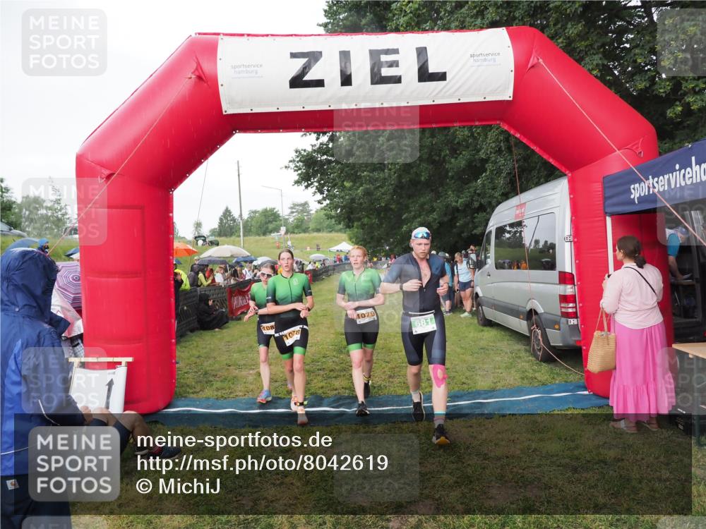 21.06.2025 - 27. Vierlanden-Triathlon MichiJ http://msf.ph/oto/8042619 15.06.2026 13:36:15 Ziel 681, 1078, 1079, 1080 meine-sportfotos.de